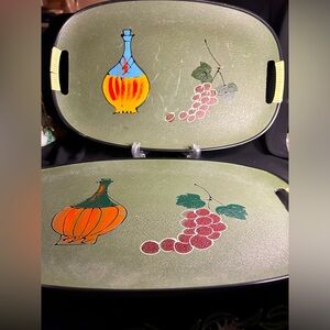 TILSO VTG MCM Set of Two fiberglass Chianti and Grapes serving trays.